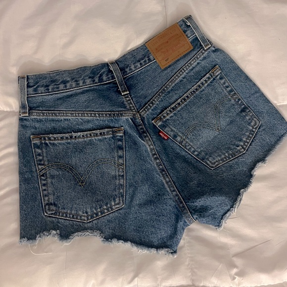 *NWOT* Levi’s 501 Distressed Cutoff Jean Shorts 🔥 - Picture 2 of 6